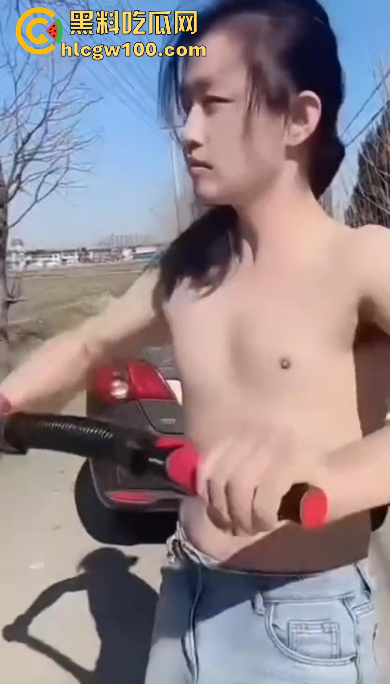 女子精致到炸裂，衣服分4台洗衣机洗，对A机场堪比飞机跑道，脱衣盯了半天没喉结才敢信真是女的！-8