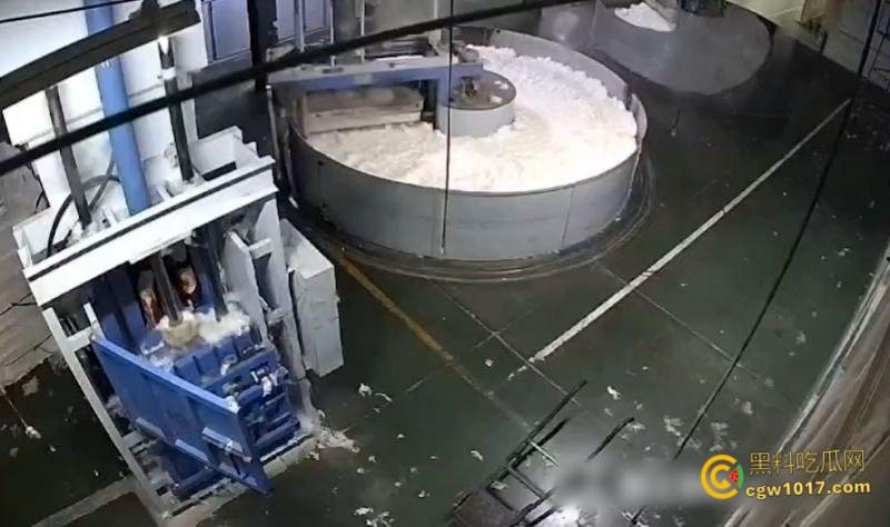 西北角碎料机血腥惨案，工人操作失误双腿被压断，双手撑地拖着残躯爬行数十米，头皮发麻！-3