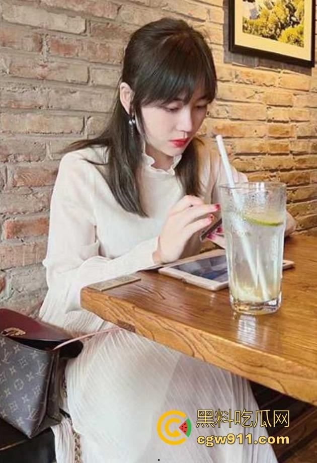 广州工商银行职员【蔡梦】利用身体上位，敬业金融女出卖身体勾搭老总，变身人肉榨精机混圈子！-2