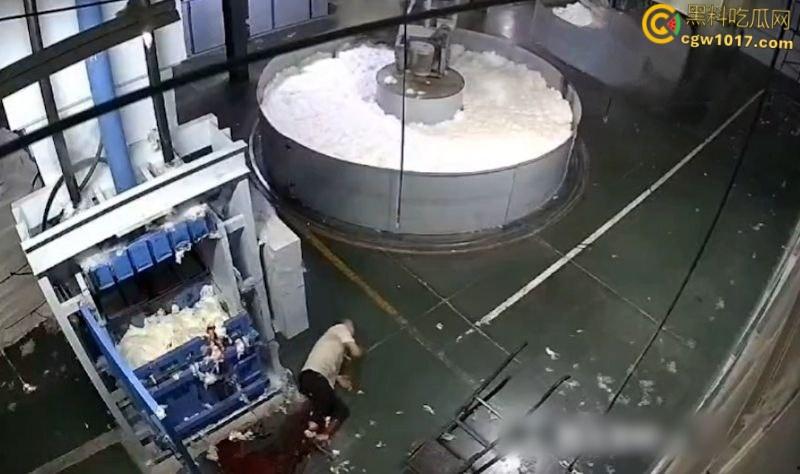 西北角碎料机血腥惨案，工人操作失误双腿被压断，双手撑地拖着残躯爬行数十米，头皮发麻！-6