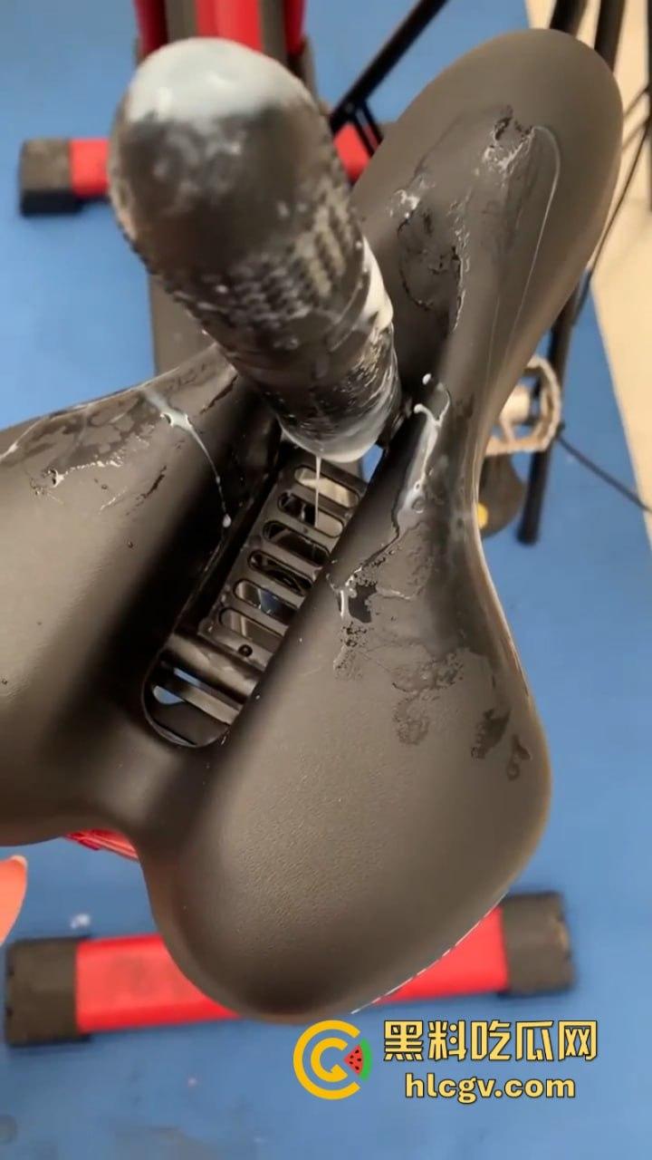 女主播【娇娇】真空献逼示范自动肉棒单车 淫水白浆直播间秒封禁-3