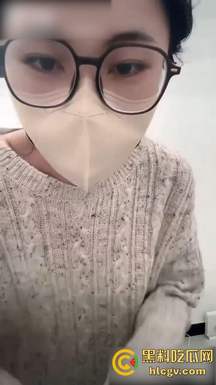 女主播【娇娇】真空献逼示范自动肉棒单车 淫水白浆直播间秒封禁-4