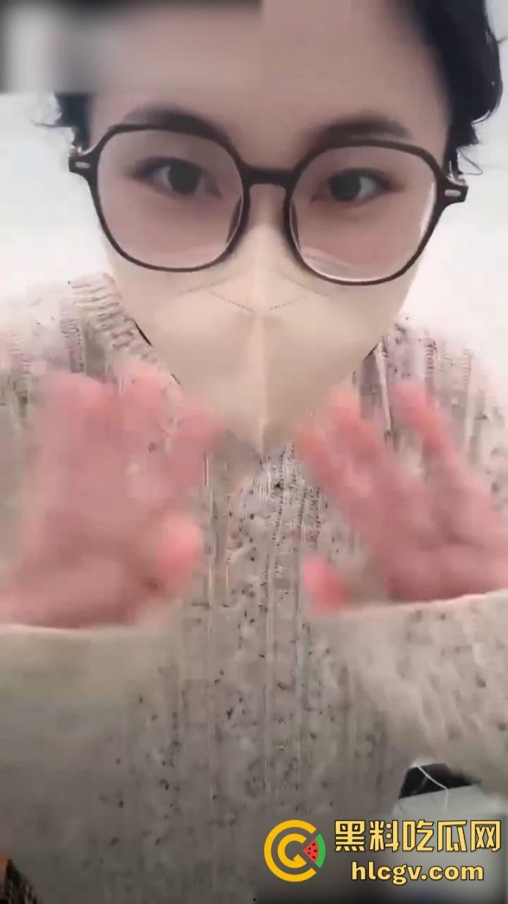 女主播【娇娇】真空献逼示范自动肉棒单车 淫水白浆直播间秒封禁-5