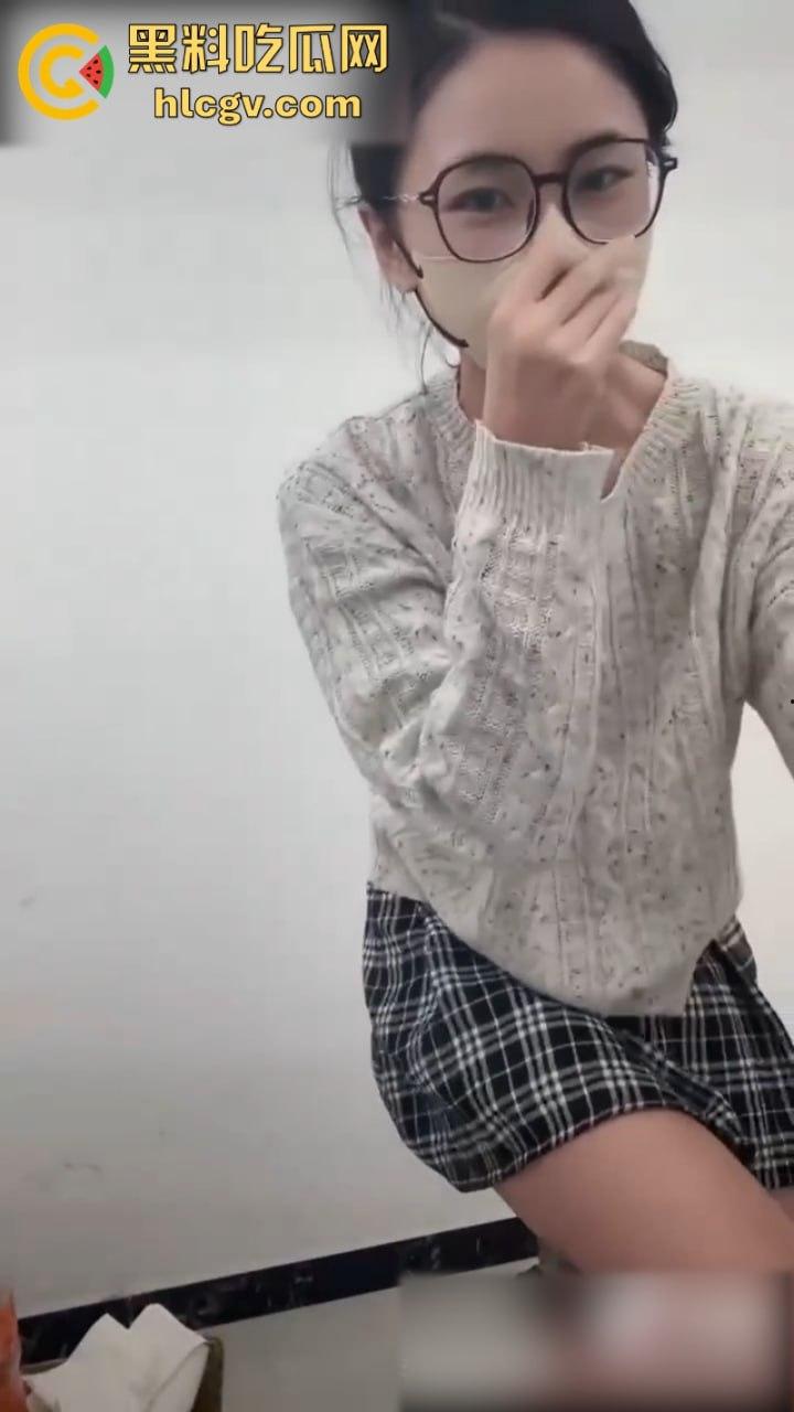 女主播【娇娇】真空献逼示范自动肉棒单车 淫水白浆直播间秒封禁-7