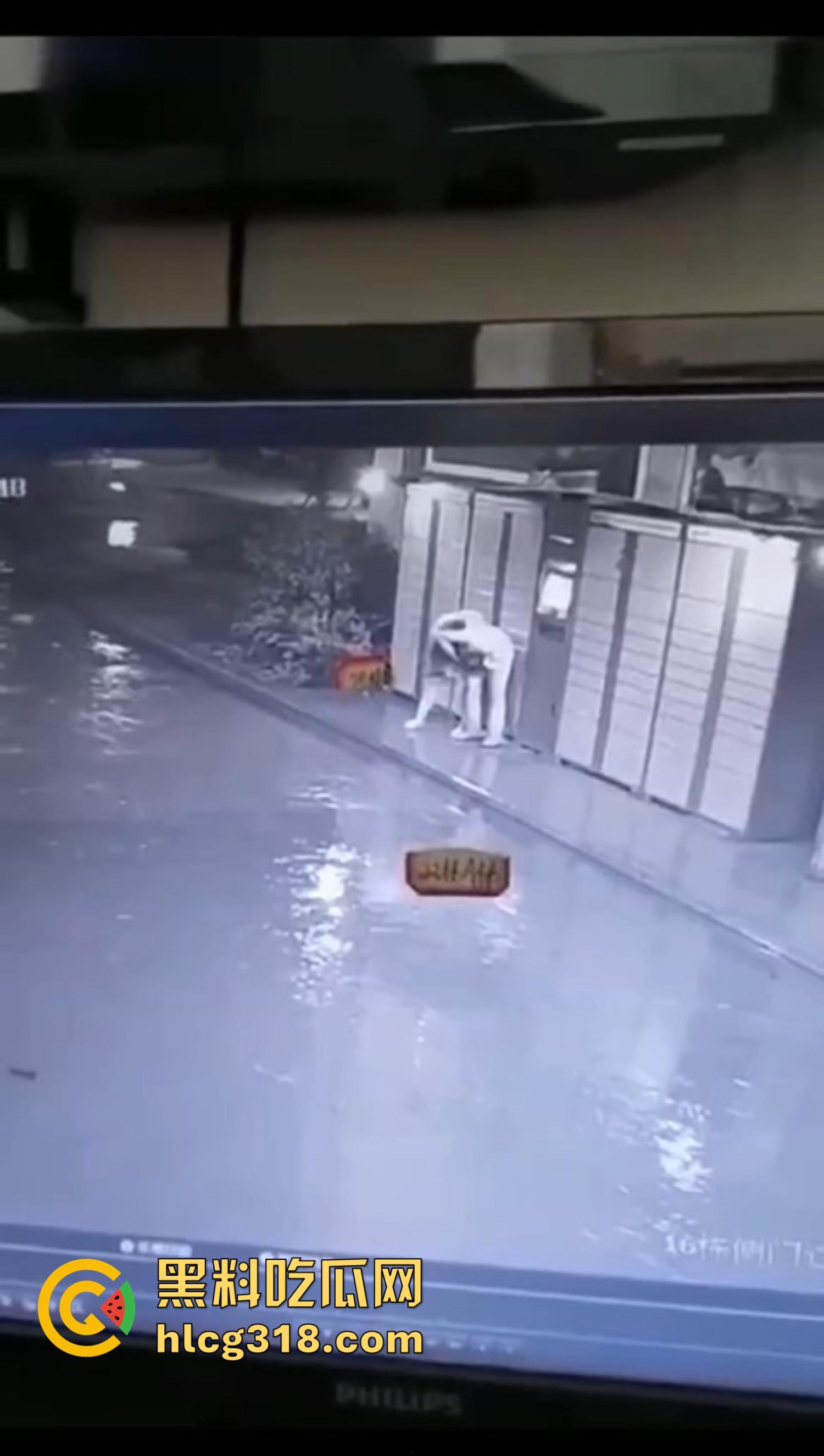 炎炎夏日成了偷拍狗的天堂，地铁公交全是猥亵逼，姑娘们裙子越短，偷拍狗越狂！-9