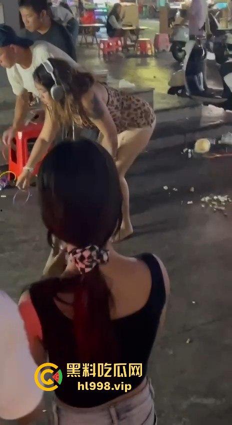 广西北海夜市小仙女无底线！不穿内内逛街，套圈时直接露出逼毛！-1