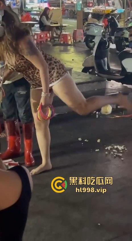 广西北海夜市小仙女无底线！不穿内内逛街，套圈时直接露出逼毛！-7