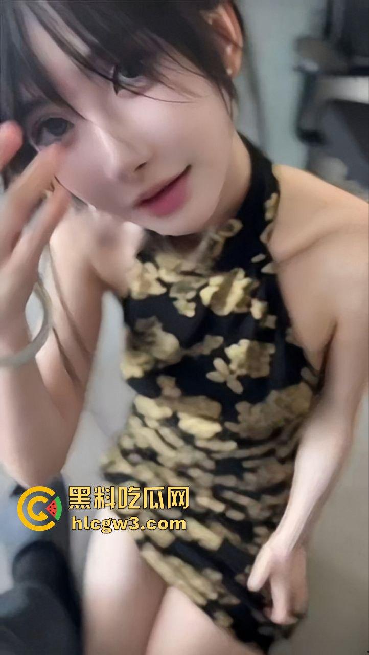 金丝眼镜女神『Song』骚气炸裂 旗袍开到胯根嘴巴就是炮架 骚样淫到让人忍不住想射她脸上！-14