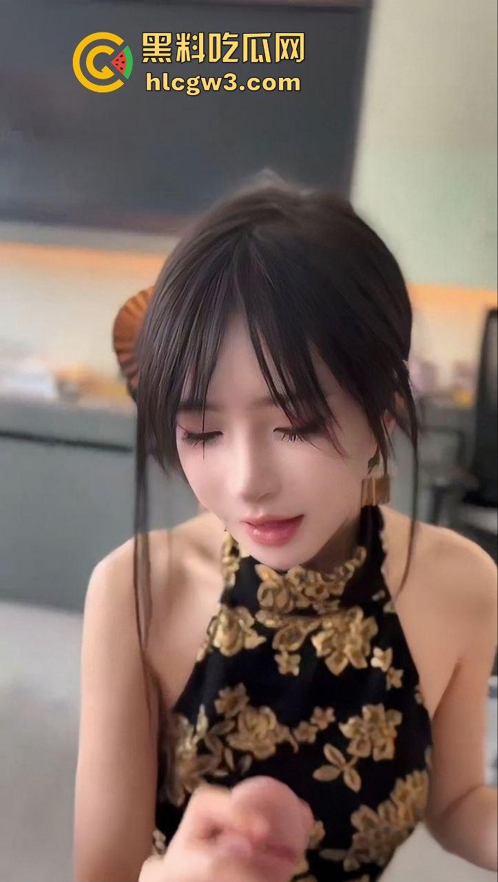 金丝眼镜女神『Song』骚气炸裂 旗袍开到胯根嘴巴就是炮架 骚样淫到让人忍不住想射她脸上！-15