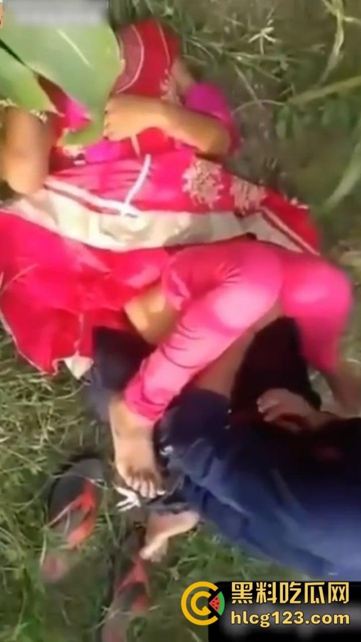 印度真实强奸与朋友一起强奸自己的亲嫂子 现场女子被五六根鸡巴轮插到哭-3