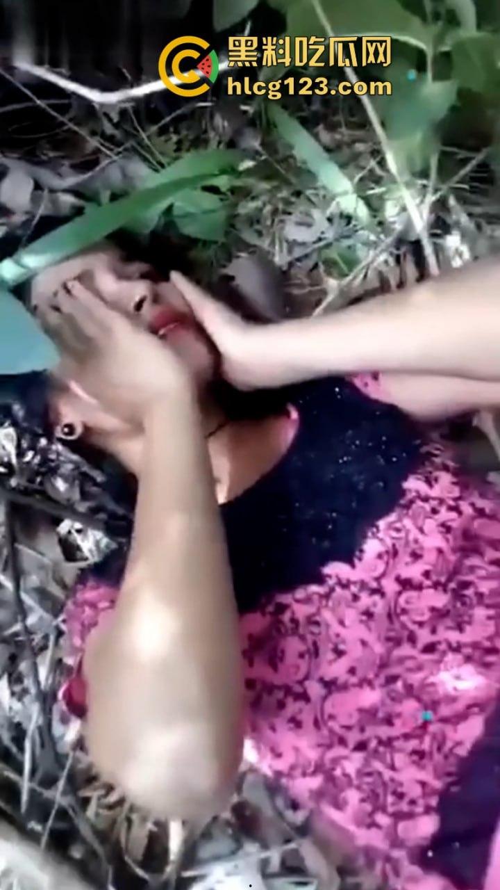 印度真实强奸与朋友一起强奸自己的亲嫂子 现场女子被五六根鸡巴轮插到哭-8