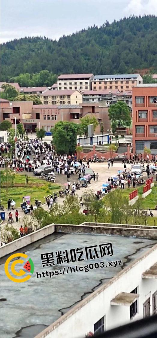 大瓜速递！江西贵溪特大伤人案现场视频流出 暴徒闯进校园狂杀老师和学生 血腥慎入-5