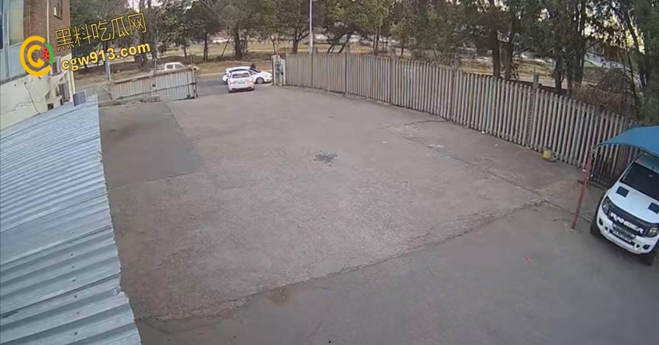 南非震惊绑架案，男子被白色轿车拦住，持枪示威恐吓男子，法外狂徒把他拖上车迅速逃离引热议 !-2