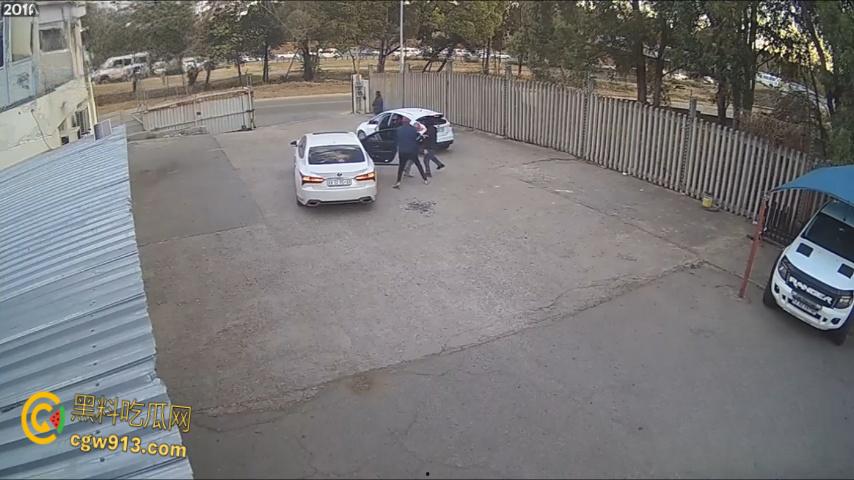 南非震惊绑架案，男子被白色轿车拦住，持枪示威恐吓男子，法外狂徒把他拖上车迅速逃离引热议 !-4