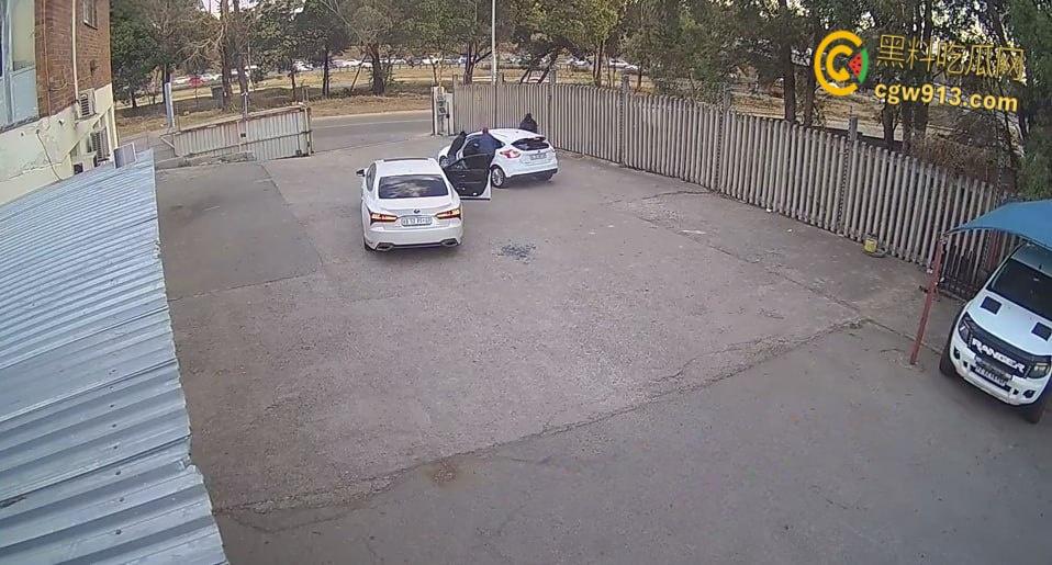 南非震惊绑架案，男子被白色轿车拦住，持枪示威恐吓男子，法外狂徒把他拖上车迅速逃离引热议 !-5