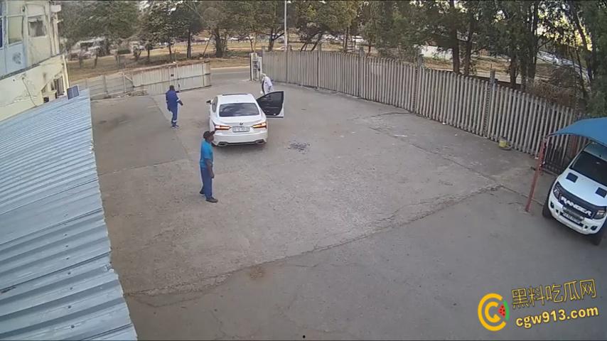 南非震惊绑架案，男子被白色轿车拦住，持枪示威恐吓男子，法外狂徒把他拖上车迅速逃离引热议 !-7