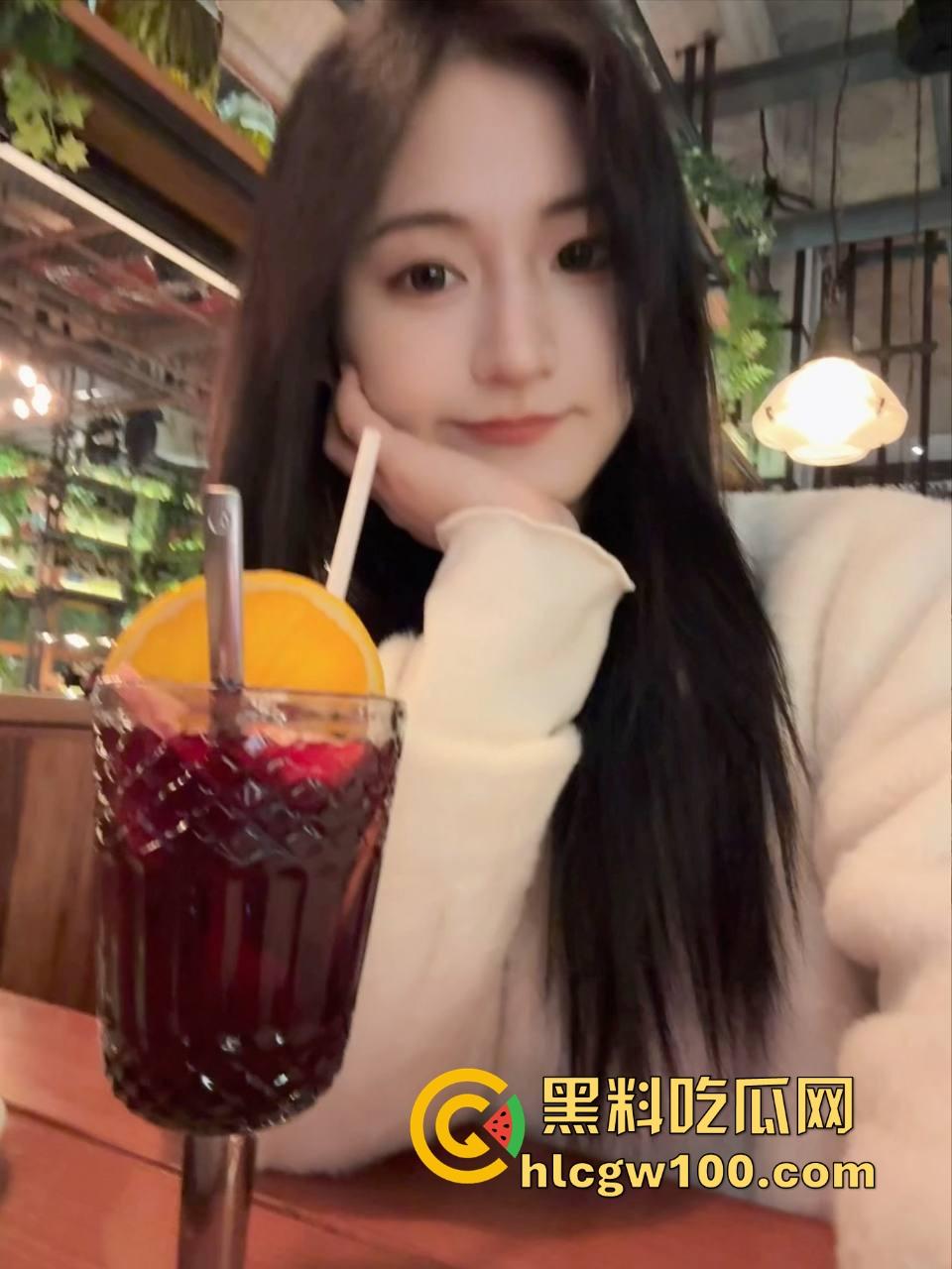 快手骚逼主播花样翻新，直播间聊天还不够刺激，下面被大哥干得满地找牙，这玩得是真骚真真实！-1