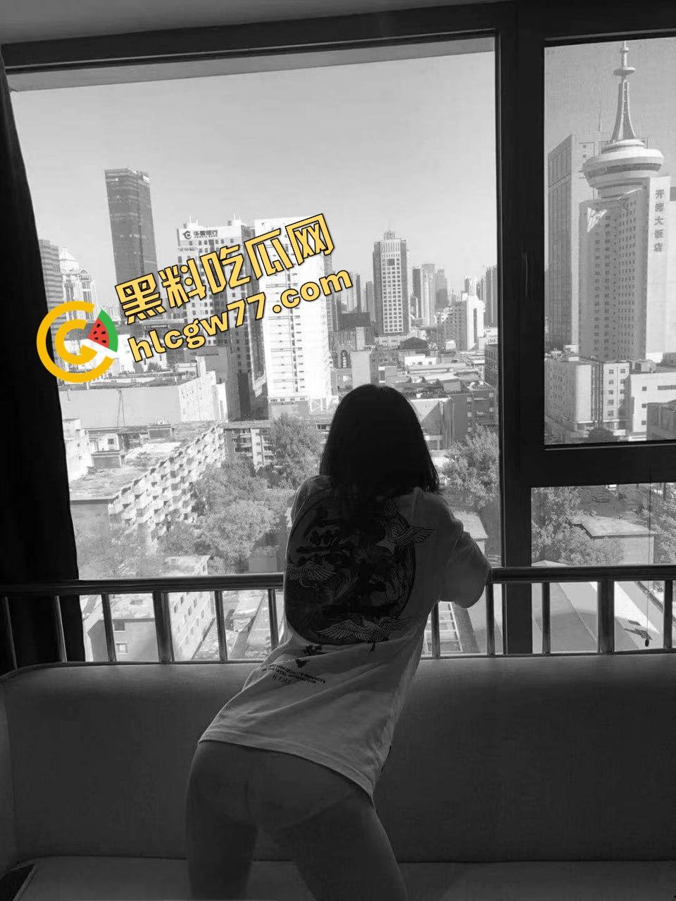 广东深圳学妹『钱幽幽』清纯脸皮底下是骚浪婊，穿女仆装露逼自拍求干，嘴里塞着肉棒发呻吟！-4