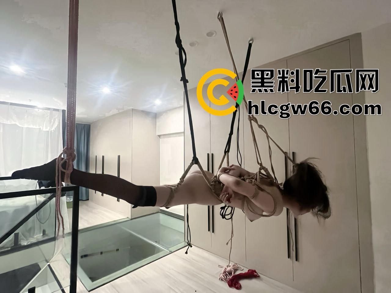 河北女大学生【孙可心】被金主爸爸保养随意玩弄，充分暴露m本性，人前露出，鞭子调教！-6