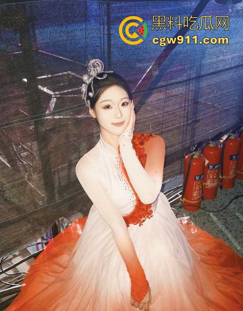 河北师范大学极品舞蹈生【周永媚】性爱私拍泄密，透穴蕾丝内裤勾男友，穿开档黑丝玩无套，花式体位轻松驾驭！-4