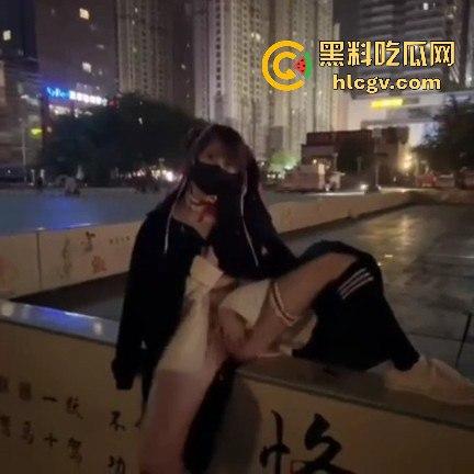 21岁网红【周某娜】公共场合拍不雅视频被抓!穿大衣遮挡,内里暴露大胆摆淫秽动作-5