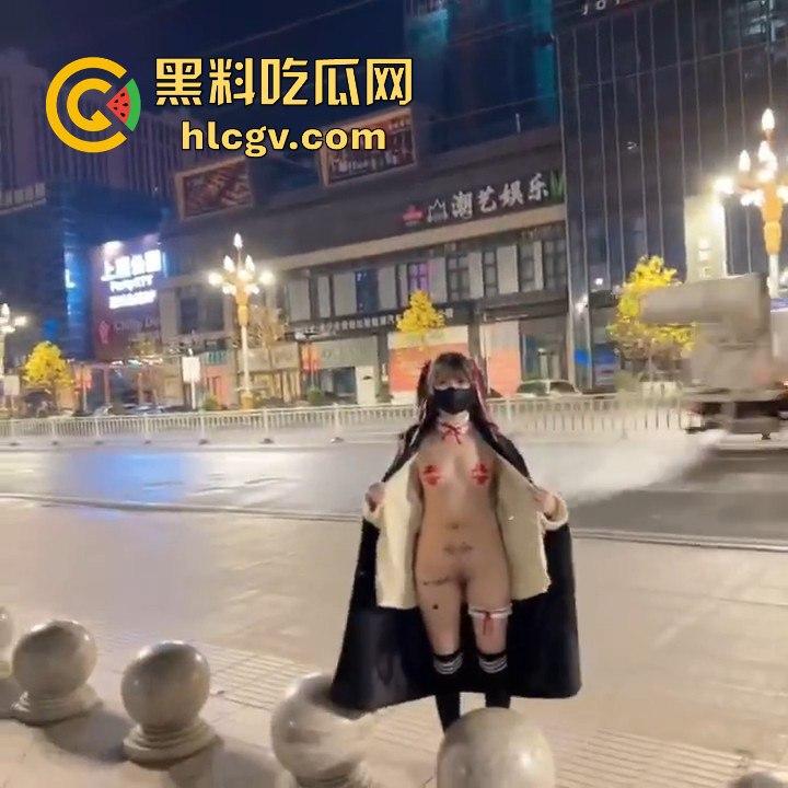 21岁网红【周某娜】公共场合拍不雅视频被抓!穿大衣遮挡,内里暴露大胆摆淫秽动作-8