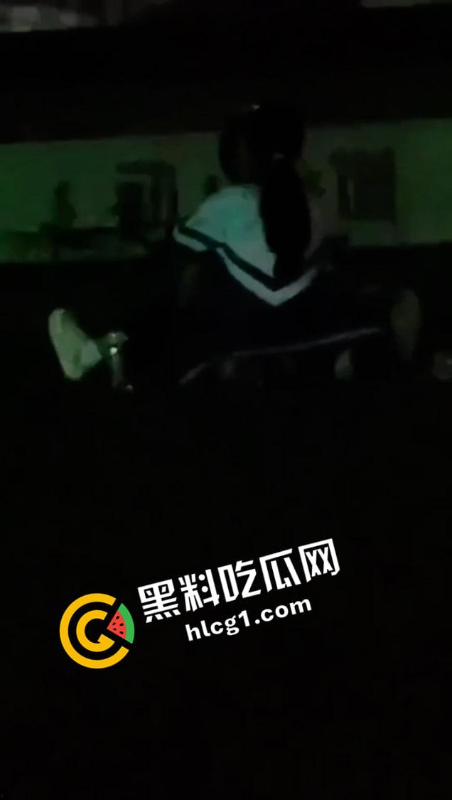 河南经济贸易技术学院 情侣操场发情 大庭广众插进去 同学让我也分享一下你的快乐吧-2