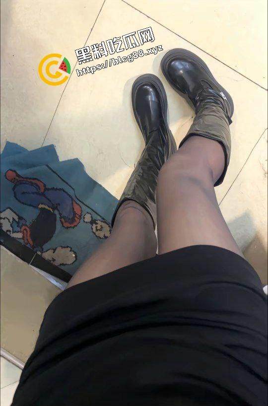 抖音美艳黑丝御姐骚鸡【uua】给点好处就能约炮而出，诱惑足交暴力后入白臀狂射白浆不止！-5