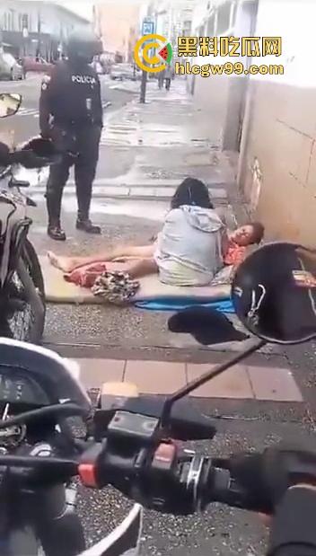 阿三这警察是不是管太宽?流浪汉街头修被子,结果被三个大哥围观打喇叭,搞得他们连个逼都日不下去!-6