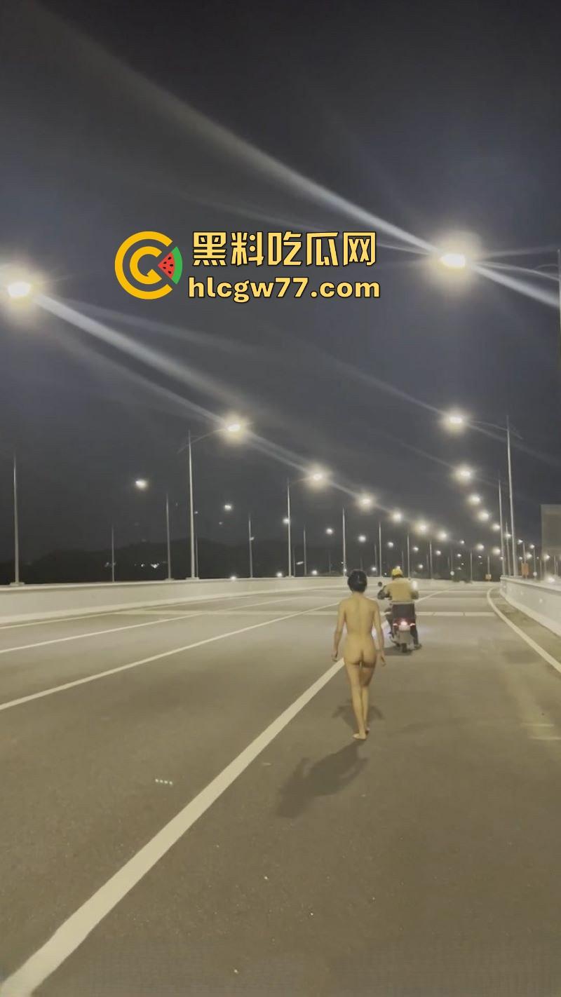 反差熟女【CikaiMoon】全裸马路露出 主动勾引外卖小哥 看的小哥目瞪口呆 久久不愿离去！-2