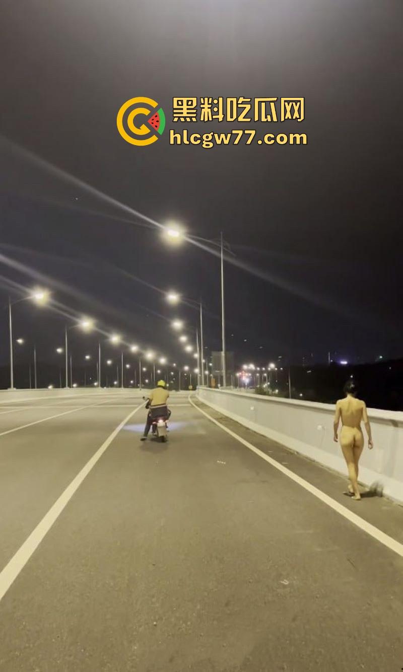 反差熟女【CikaiMoon】全裸马路露出 主动勾引外卖小哥 看的小哥目瞪口呆 久久不愿离去！-3