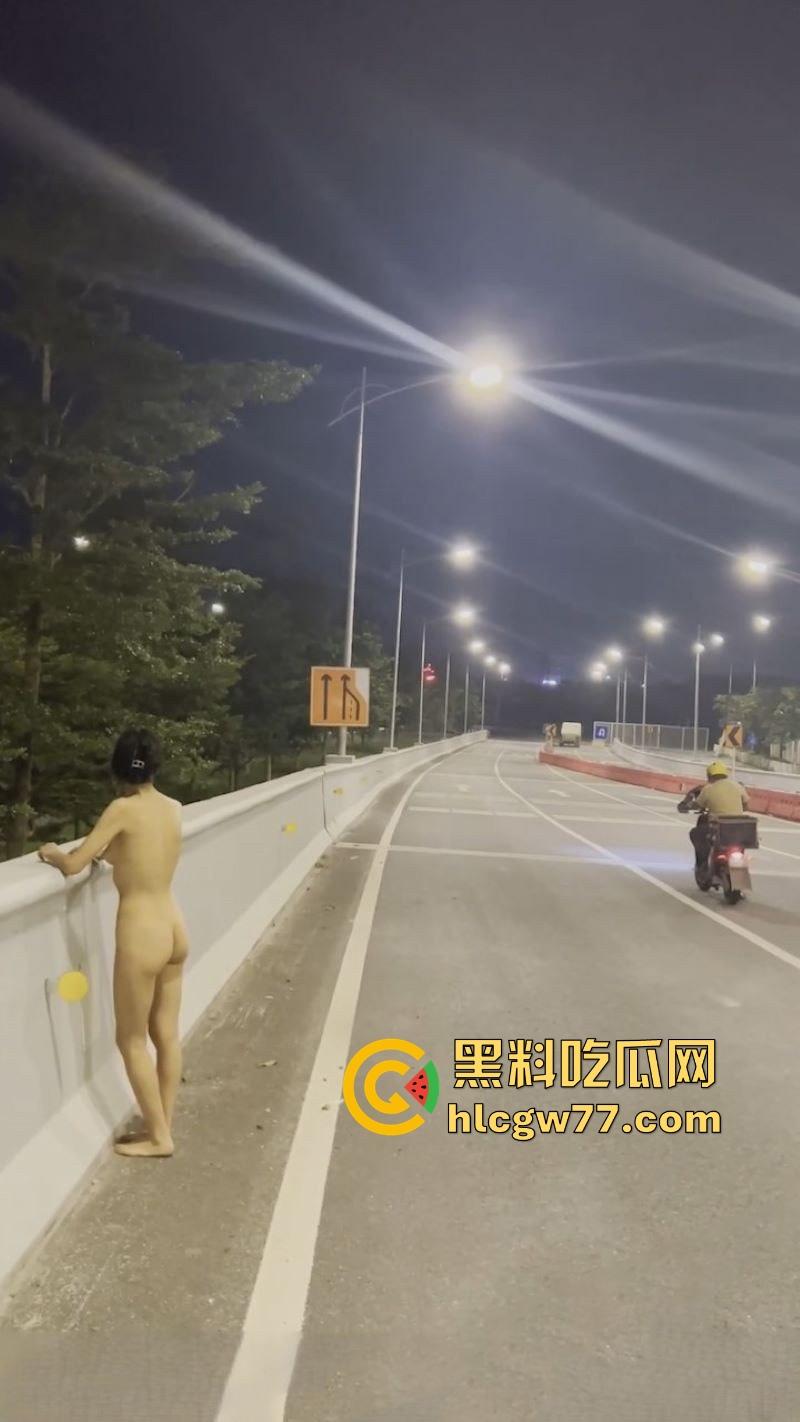 反差熟女【CikaiMoon】全裸马路露出 主动勾引外卖小哥 看的小哥目瞪口呆 久久不愿离去！-6