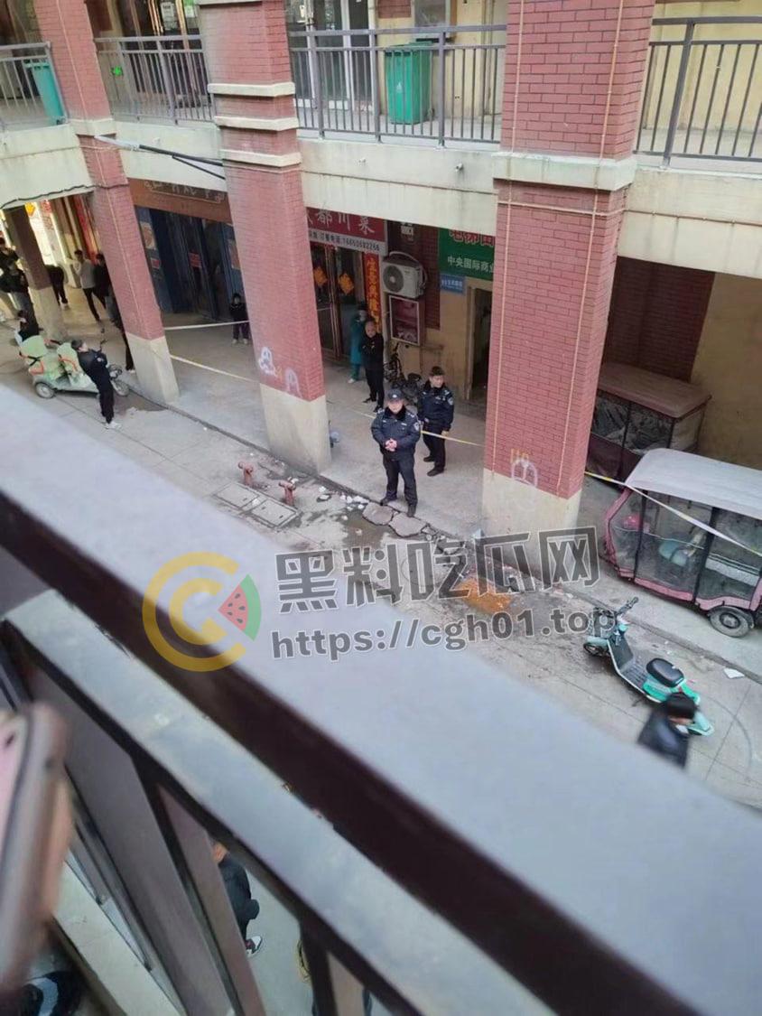 宁陵初中学生厕所生孩 扔厕所没有被冲走头被卡住 现场血腥画面流出-4