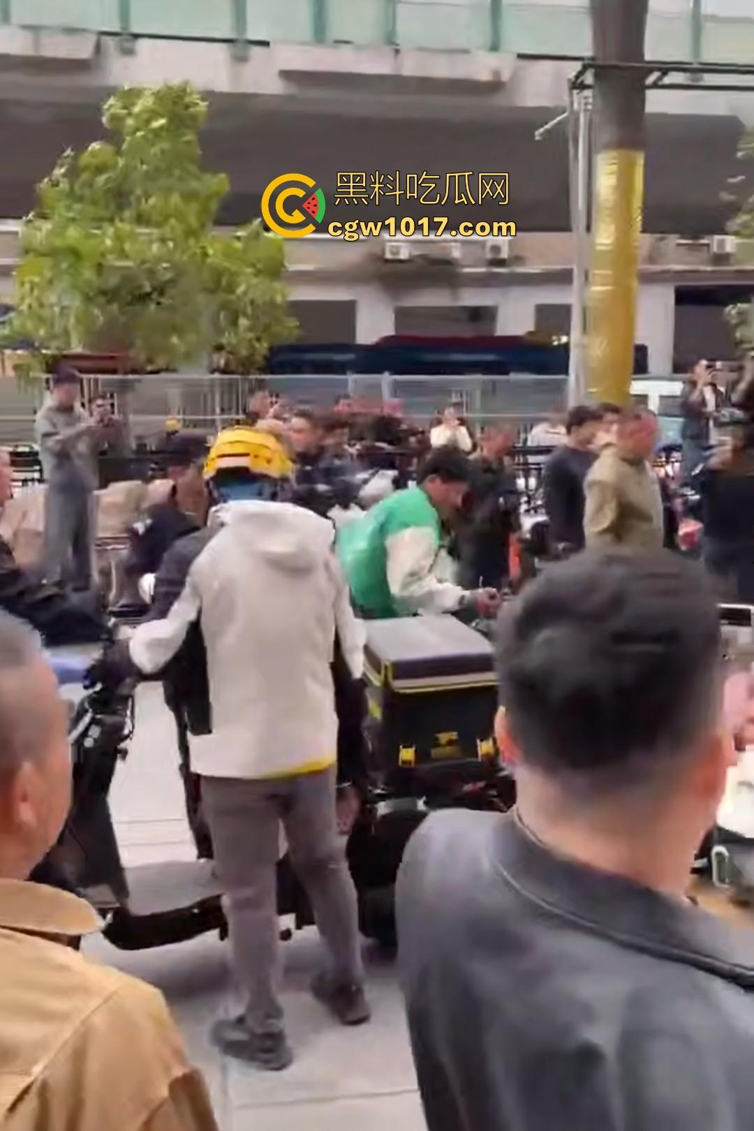 11月17日交警拖车引骑手强烈不满，外卖小哥怒砸电动车，多人拉扯互殴现场混乱，饿了么小哥直接吼警察！-2