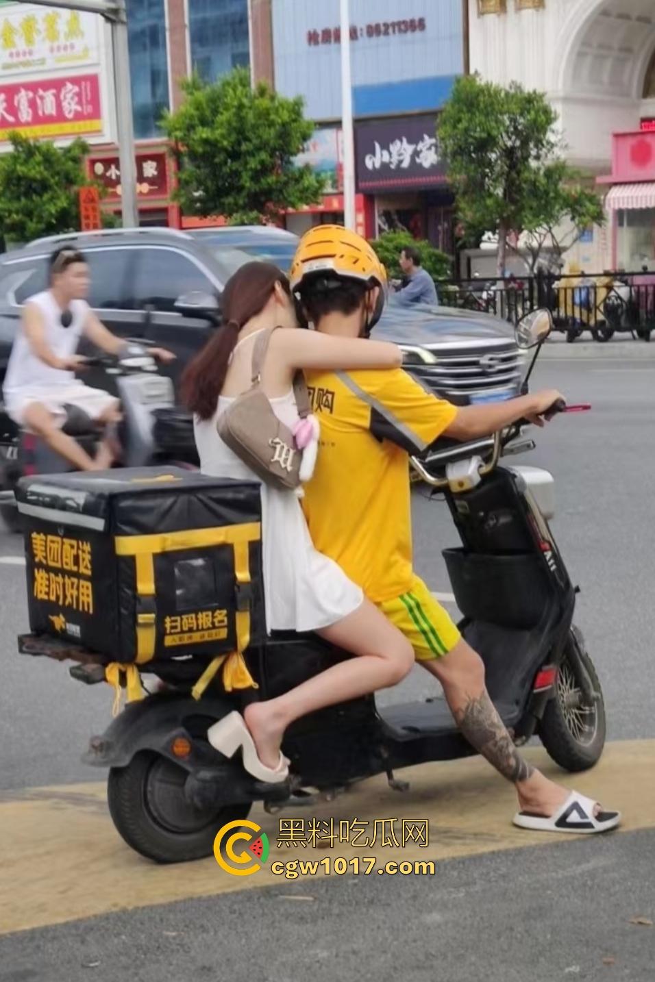 11月17日交警拖车引骑手强烈不满，外卖小哥怒砸电动车，多人拉扯互殴现场混乱，饿了么小哥直接吼警察！-5