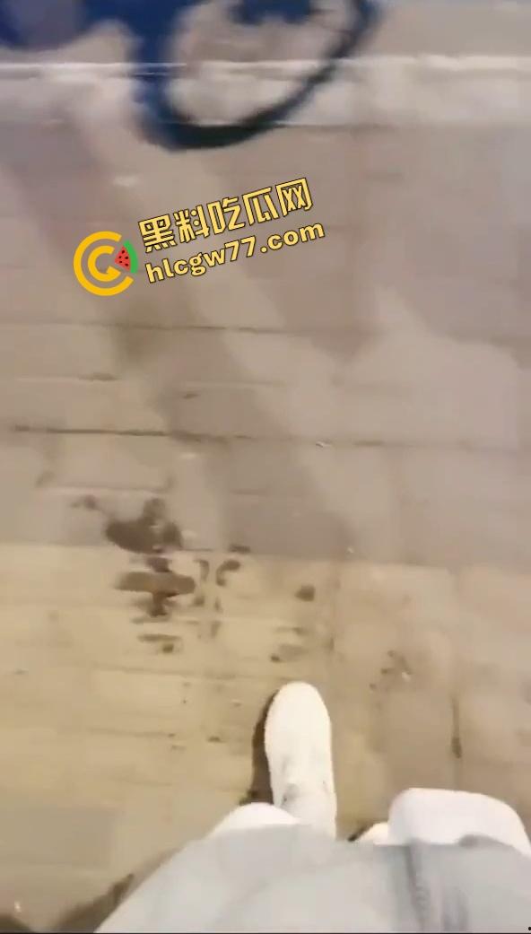 惠州【夏娜】公交站台露出，当众玩到潮喷一地水，这胆也太肥了，不怕被拖去精神病院吗？-7