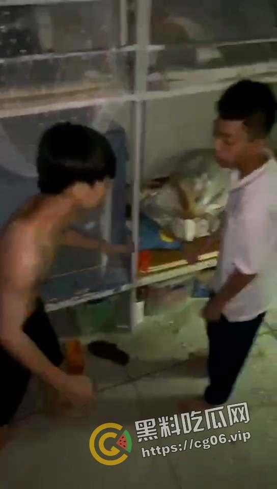 揭阳华美实验中学校园暴力事件!晚上叫醒智力有问题的同学暴打 越起哄打的越厉害 天生小贱种-5