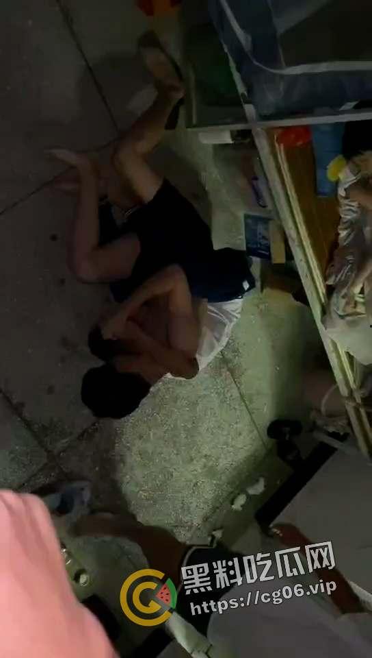 揭阳华美实验中学校园暴力事件!晚上叫醒智力有问题的同学暴打 越起哄打的越厉害 天生小贱种-6