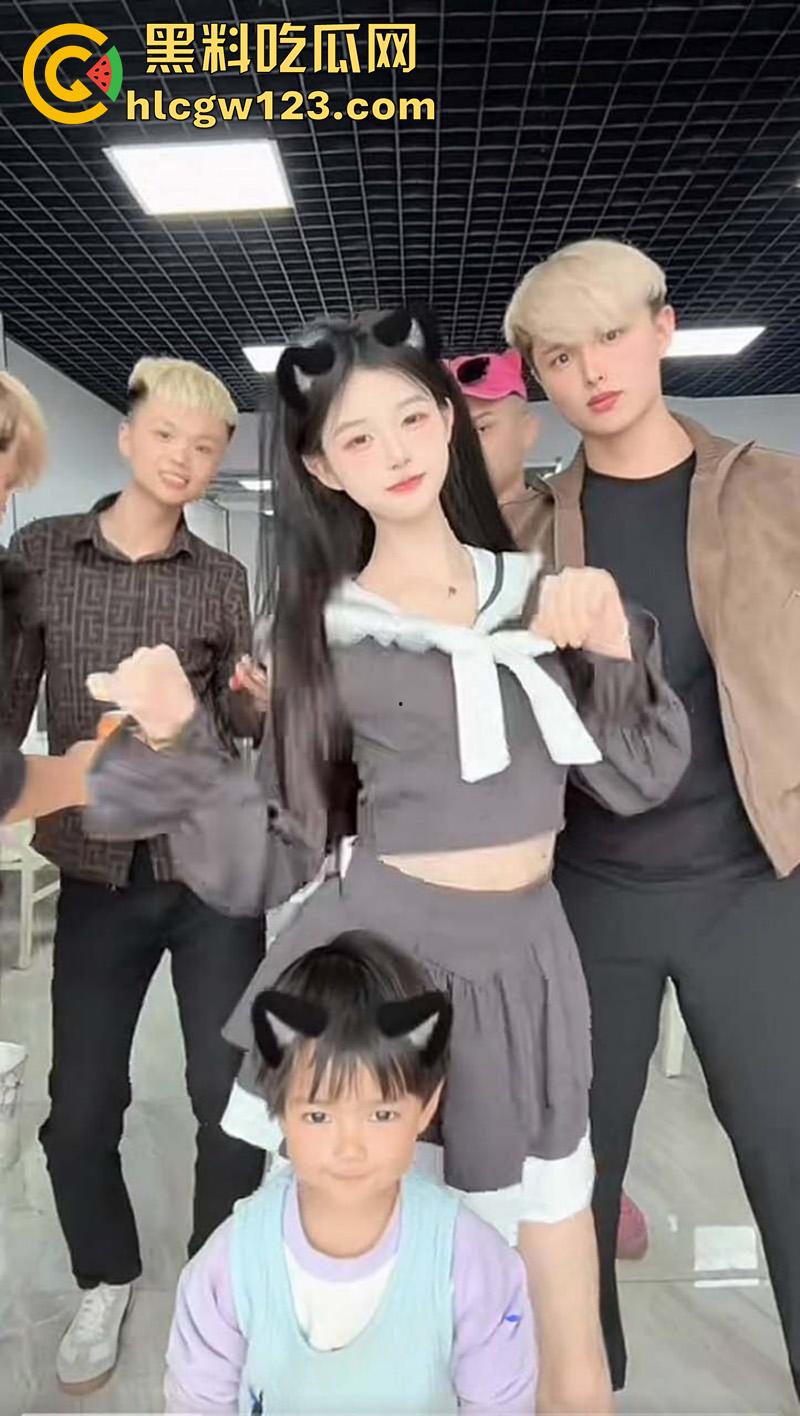 抖音颜值女神【诗颖】翻车，和闺蜜一起在酒店被小黄毛群p，身高腿长颜值清纯，私下竟这么骚！-8