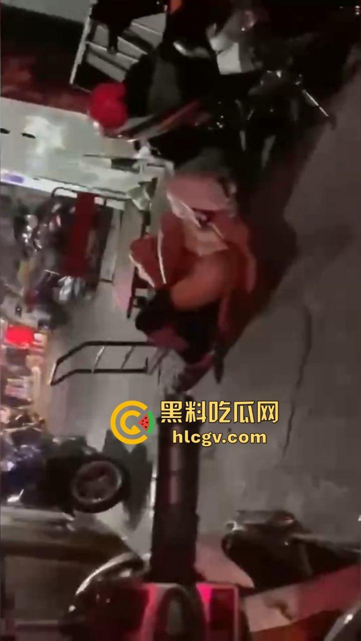 酒吧门口铁板车上的车震！网友冒死偷拍最后一摔直接笑出声，车都翻了还操个屁啊！这硬都硬不起来了吧！-4