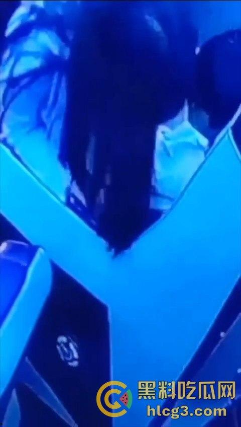 年轻小伙网吧疯狂操B，一边吃鸡一边操B，性欲暴涨，青春就是要这么疯狂！-2