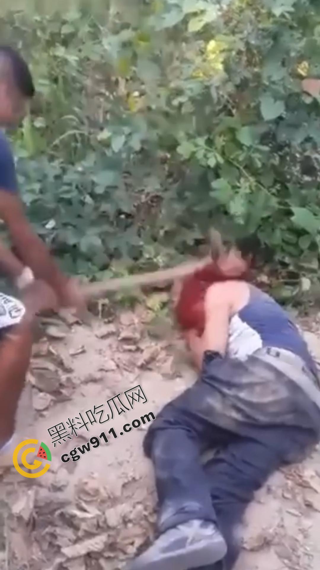 恐怖血腥暴力场面！奸夫惨遭铁镐猛砸，头颅血流如注，现场骇人至极，胆小者勿点！-5