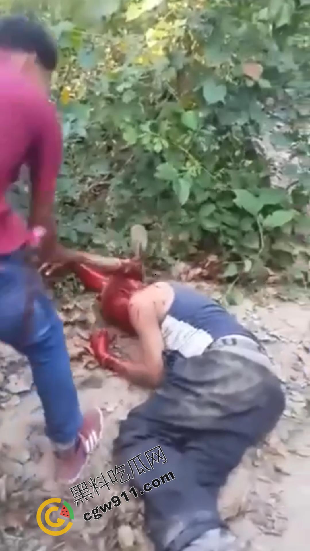 恐怖血腥暴力场面！奸夫惨遭铁镐猛砸，头颅血流如注，现场骇人至极，胆小者勿点！-6