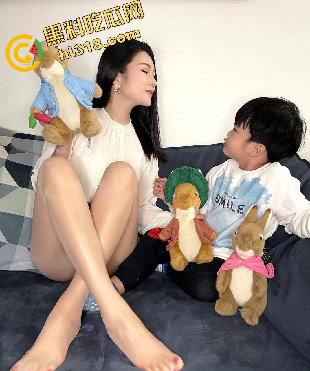 重庆34岁保姆『刘晓琳』带娃做饭都不算啥，黑丝肉丝做爱play姿势花样百出，熟妇味把人拿捏了！-8