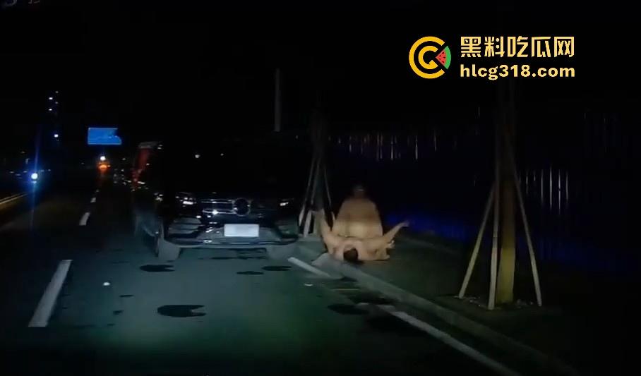 夜晚停车位偶遇户外博主，马路边操逼，灯光移开马上继续，也不知道有没有吓阳痿！-4