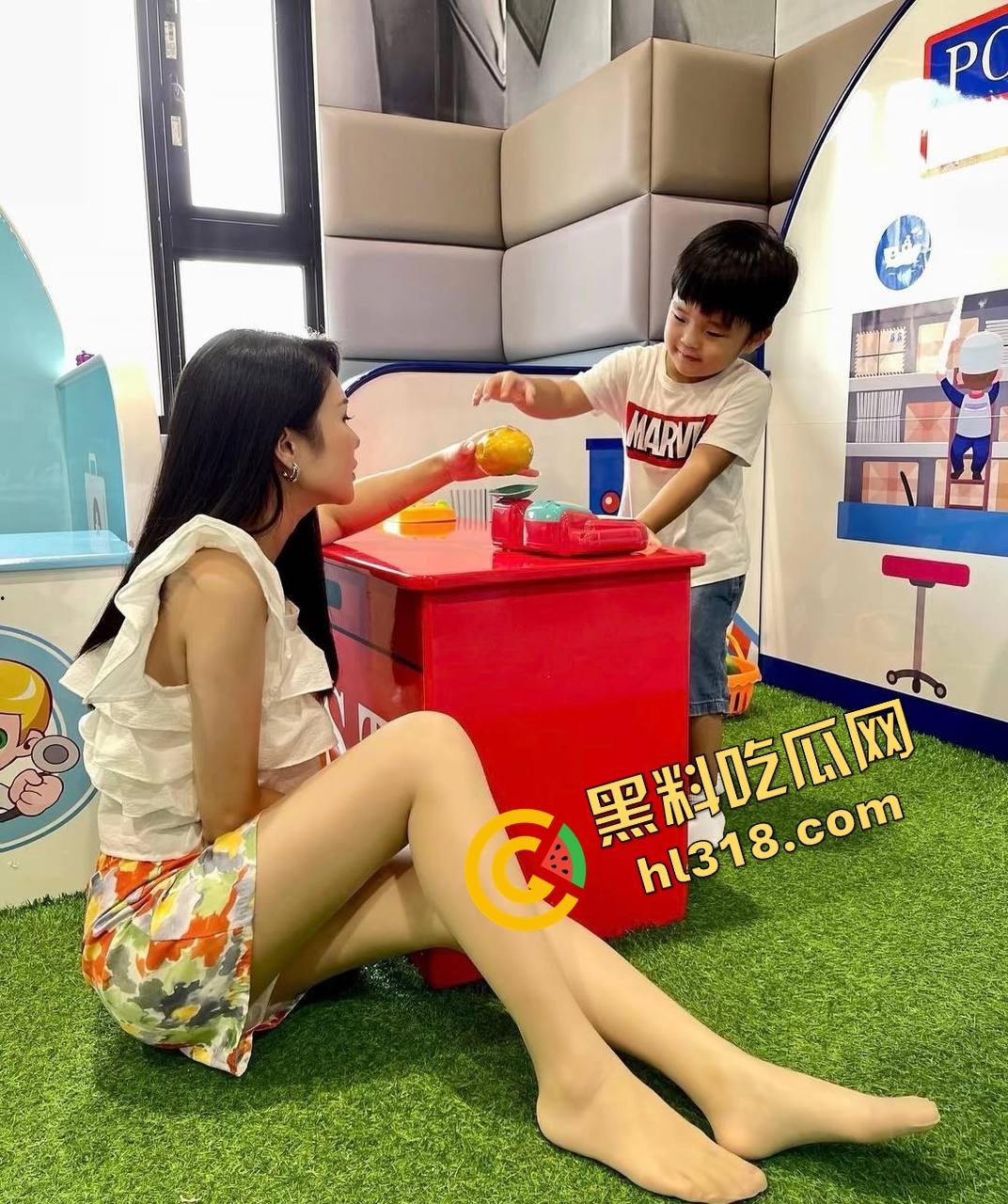 重庆34岁保姆『刘晓琳』带娃做饭都不算啥，黑丝肉丝做爱play姿势花样百出，熟妇味把人拿捏了！-18