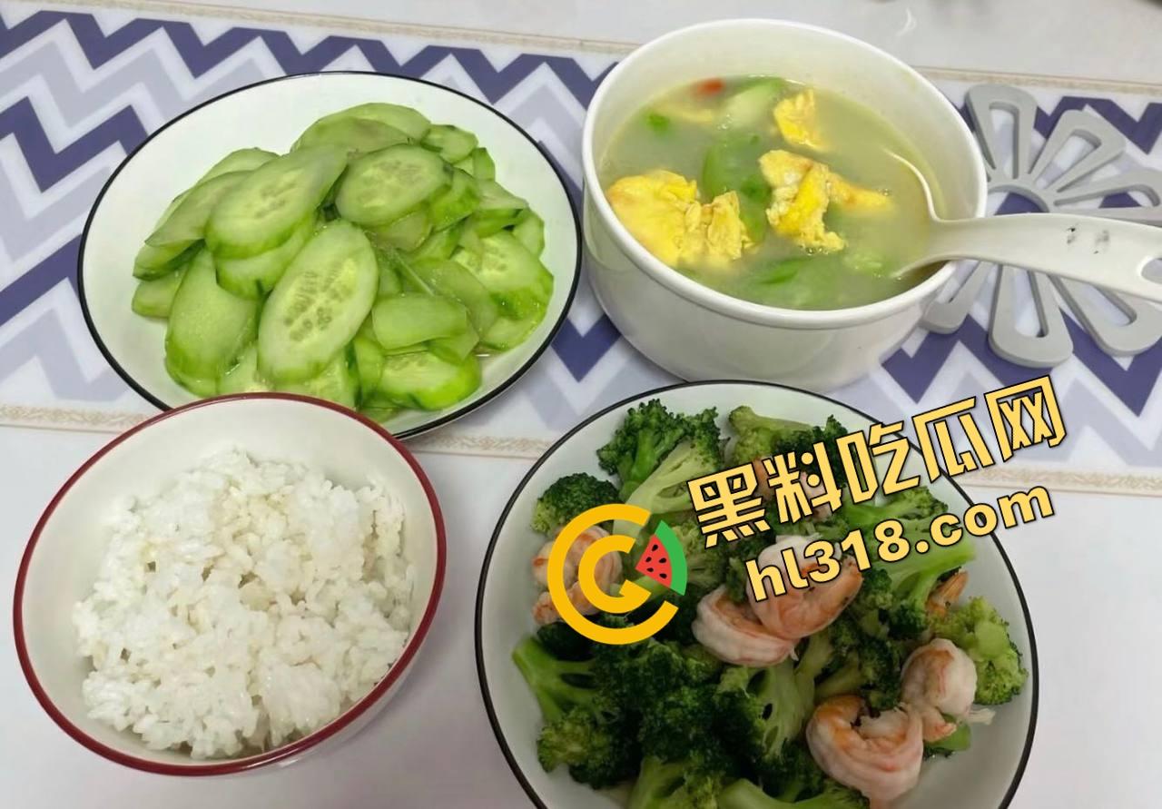 重庆34岁保姆『刘晓琳』带娃做饭都不算啥，黑丝肉丝做爱play姿势花样百出，熟妇味把人拿捏了！-20