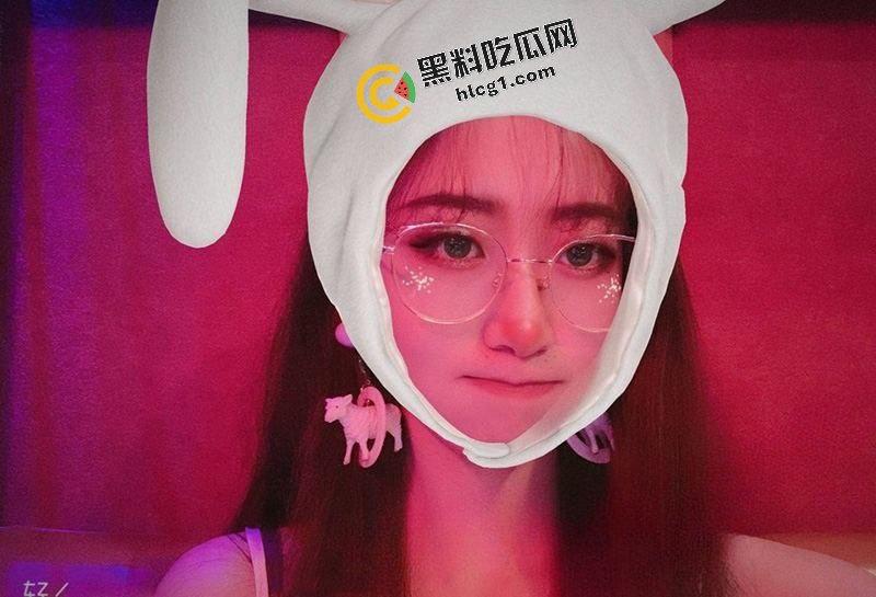 湖南工商大学超级反差女大学生 张晴 与男友打炮 被干的嗷嗷直叫 性爱视频流出-1