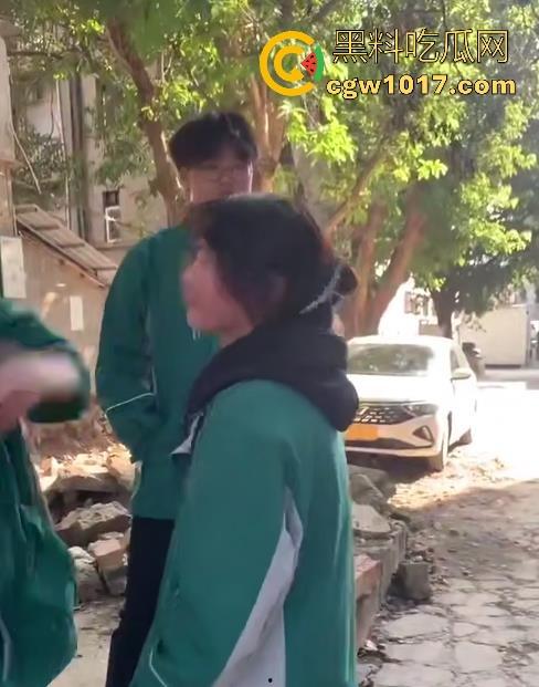 四川省南充市阆中中学女学生霸凌视频曝光，放学堵住不让走，边说道理边扇耳光，在学校就已经这么牛逼了是吧！-10