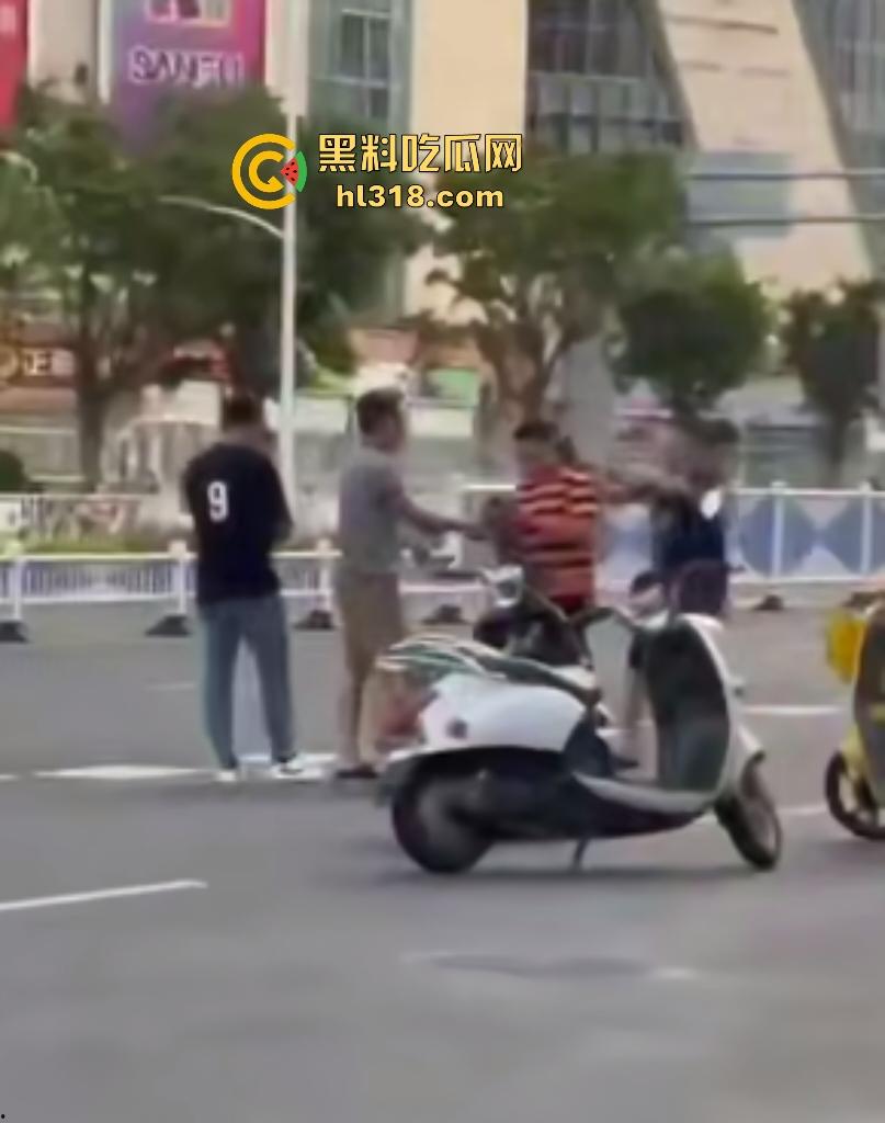 南宁街头两电动车直行左转引矛盾，黑衣男被打出血摇人反杀，刚刚还嚣张的对手直接秒趴！-2